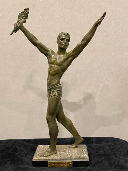 null Ensemble de 3 sculptures figurant des victoires 
- Un homme en régule à patine...