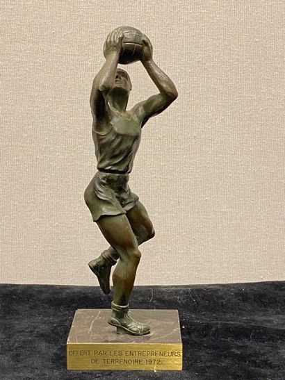 null Ensemble de 5 sculptures figurant des sportifs 
- Un joueur de basket en métal...