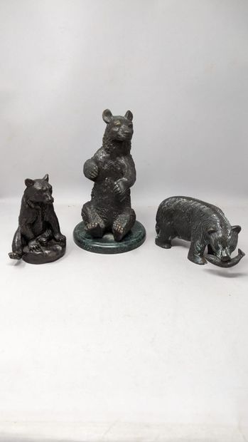 null Lot d'ours en bronze comprenant :

Un ours brun en bronze à patine brune en...