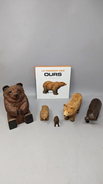 null Lot d'ours en bois comprenant :

Deux ours en bois taillé clair. 
Un ours en...