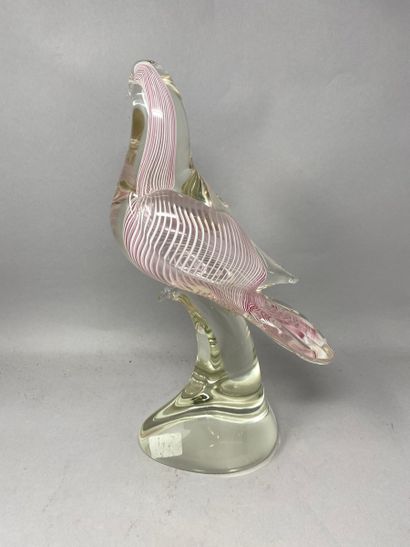 null MURANO
Grand oiseau en verre moulé à décor de lignes roses 
H : 39 cm