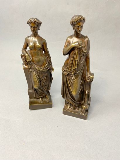 null Deux statuettes en bronze présentant des femmes vêtues à l'antique reposant...