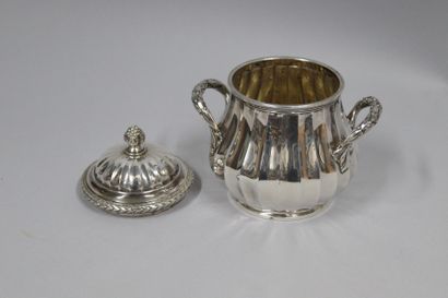 null Teapot and sugar bowl in silver (950) with a baluster shape. The handles in...