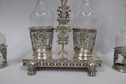 null Three silver oilers and four glass bottles.
Goldsmith : D.G. GARREAU, inscription...