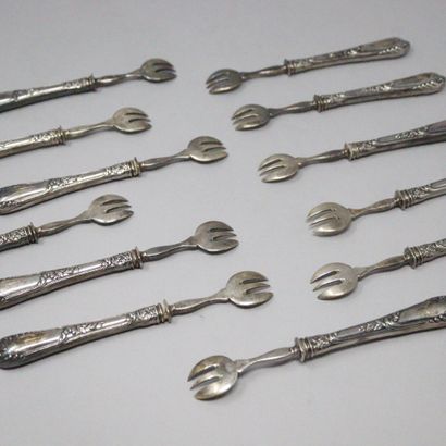 null Twelve silver oyster forks (950). 
Model on handle stuffed with foliage, engraved...