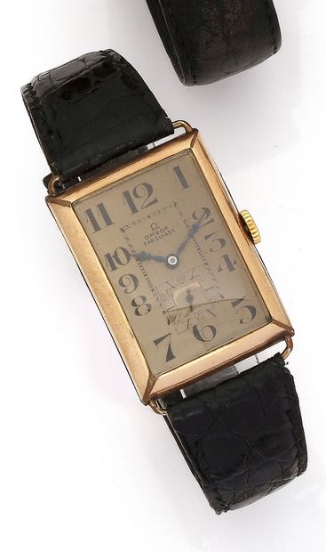 null OMEGA 
Circa 1930
N° 8139762
Gold-plated men's wristwatch, gold dial, Arabic...