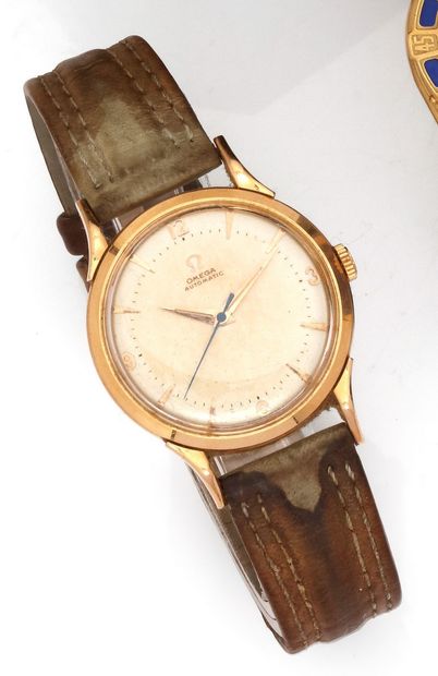 null OMEGA 
Circa 1950
N° 11223223
18k (750) yellow gold men's wristwatch, cream...