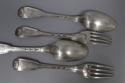 null Set of silver cutlery composed of : 



Two silver cutlery, model nets shells...