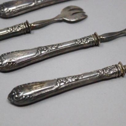 null Twelve silver oyster forks (950). 
Model on handle stuffed with foliage, engraved...
