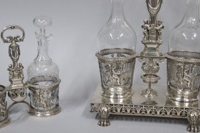 null Three silver oilers and four glass bottles.
Goldsmith : D.G. GARREAU, inscription...