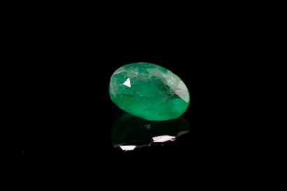 null Oval emerald on paper. 
Asymmetrical breech. 
Weight : 1.68 ct. 

Dimensions...
