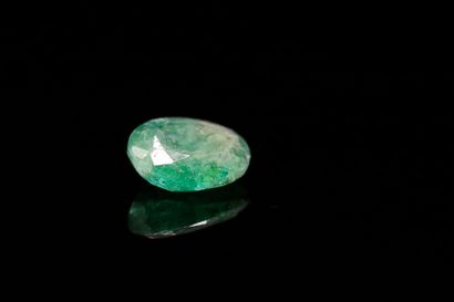 Oval emerald on paper.
Weight : 1.97 ct....
