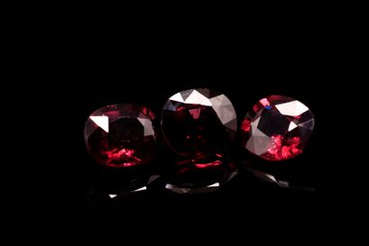 null Mix of three oval garnets on paper. 
Total weight : 8.87 cts. 

Average size...