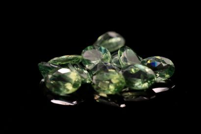 null Mixture of twelve oval green apatites on paper. 
Total weight : 5.61 cts. 

Average...