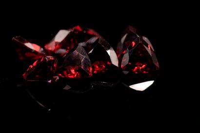 null Mix of eight trillion garnets on paper. 
Total weight : 7.41 cts