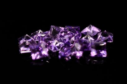 null Mixture of twenty square paving amethysts on paper.
Total weight : 5.48 cts....