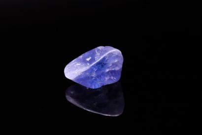 Blue tanzanite rough on paper.
Weight : 6.78...