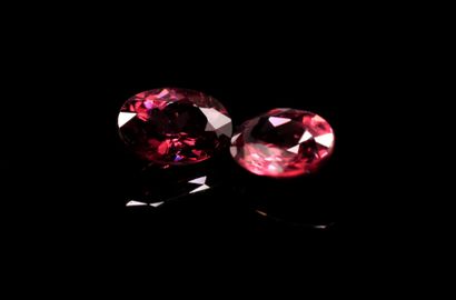 null A pair of oval garnets on paper. 
Total weight : 2.62 cts.
