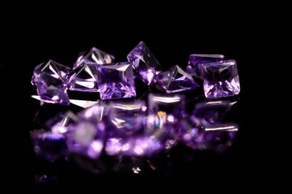 null Mixture of twenty square amethysts on paper. 
Total weight : 5.46 cts.

Average...