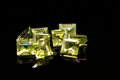 null Mixture of nine square peridots on paper. 
Total weight : 6.60 cts. 

Average...
