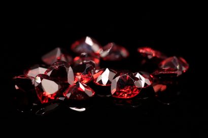 null Mix of sixteen garnets hearts on paper. 
Total weight : 8.37 cts. 

Average...