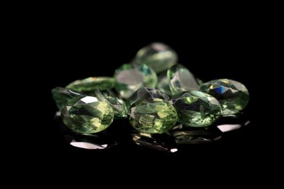 null Mixture of twelve oval green apatites on paper. 
Total weight : 5.61 cts. 

Average...