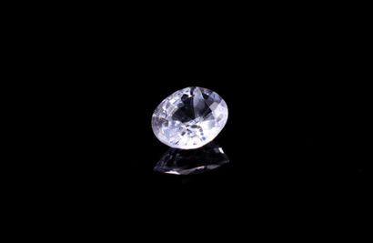 null Colorless oval sapphire with violet reflections on paper. 
Weight : 0.79 ct....