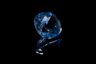 null Cushion topaz on paper. 
Beautiful clarity. 
Weight : 4.69 cts. 

Dimensions...