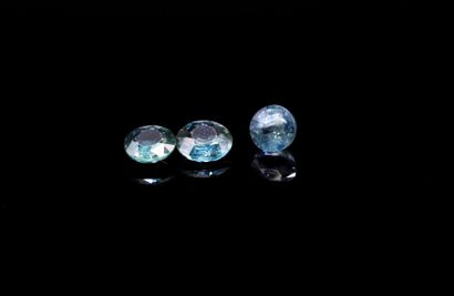 Mixture of three round blue sapphires on...