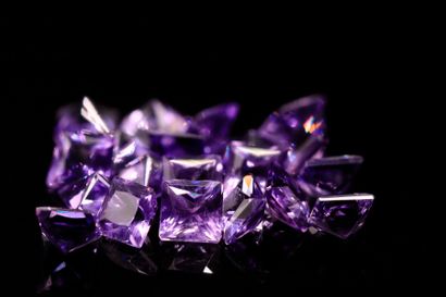 null Mixture of twenty square amethysts on paper. 
Total weight : 5.46 cts.

Average...