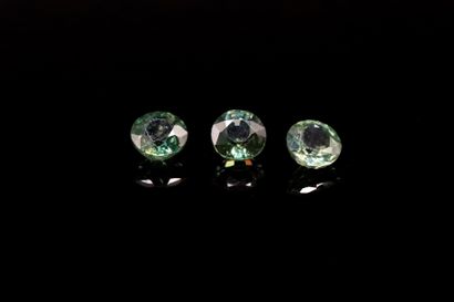 null Mixture of three round blue green sapphires on paper.
Probably unheated. 
Weight...