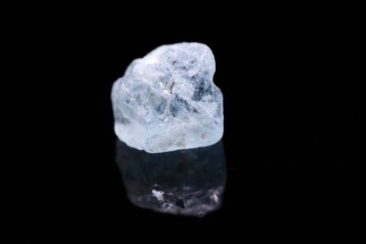 null Aquamarine rough on paper.
Probably not heated.
Weight : 3.86 cts

Dimensions...