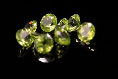 null Mixture of nine round peridots on paper. 
Total weight : 4.86 cts. 

Average...