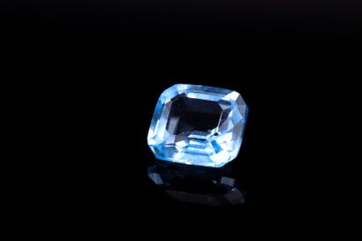 Topaz with cut sides on paper.
Weight : 5.98...