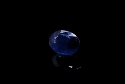 Oval sapphire on paper. 
Weight : 1.54 ct....