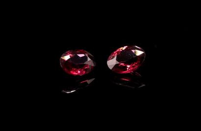 null A pair of oval garnets on paper. 
Total weight : 2.99 cts.