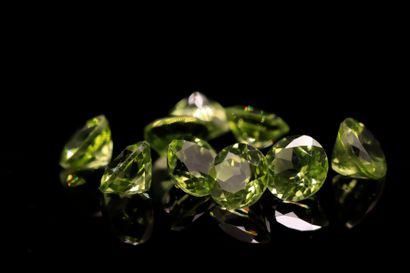 null Mixture of nine round peridots on paper. 
Total weight : 5.08 cts. 

Average...