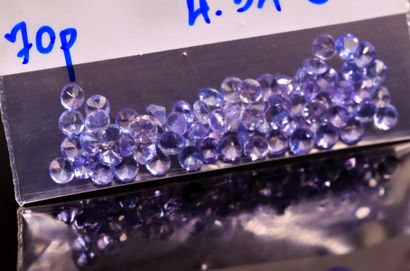null Mix of seventy round tanzanites on paper. 
Total weight : 4.54 cts 

Average...