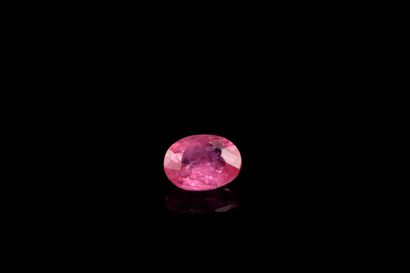 Oval pink sapphire on paper.
Weight : 0.53...