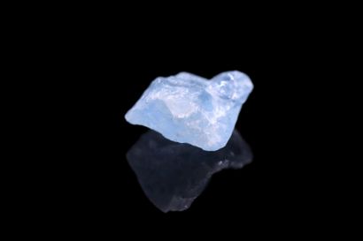 null Aquamarine rough on paper.
Probably not heated.
Weight : 4.21 cts

Dimensions...