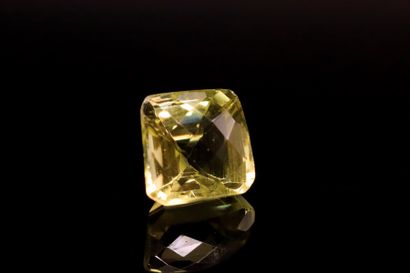 null Asymmetrical faceted Lemon Quartz on paper.

Weight : 7.94 cts. 

Dimensions...