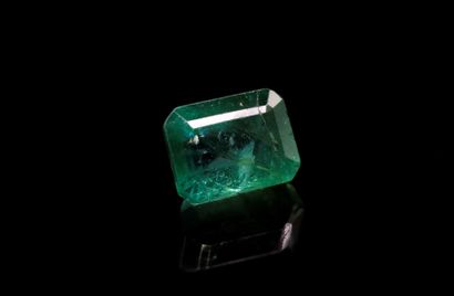 null Rectangular emerald with cut sides on paper. 
Probably Colombia. 
Weight : 2.10...