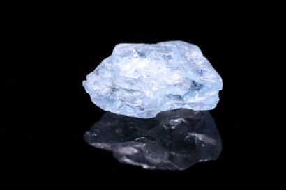 null Aquamarine rough on paper.
Probably not heated.
Weight : 7.50 cts

Dimensions...
