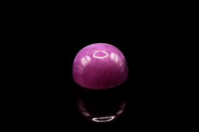 Saphir violet cabochon semi-rond sur papier.
Probablement...