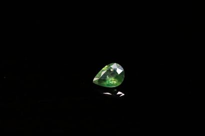 null Green pear sapphire on paper.
Weight : 0.42 ct

Dimensions : 5.5mm x 4.2mm