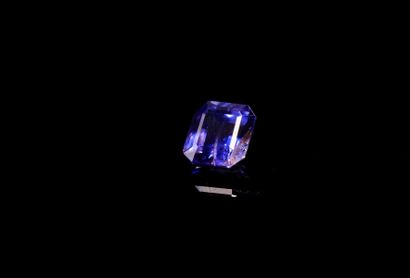 null Purple sapphire with cut sides on paper. 
Bright color. 
Weight : 0.52 ct. 

Dimensions...