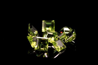 null Mixture of nine square peridots on paper.
Total weight : 6.75 cts. 

Average...