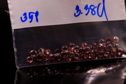 null Mixture of thirty five cabochon pink sapphires on paper. 
Total weight : 3.38...
