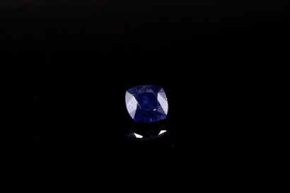 null Dark blue sapphire cushion on paper. 
Weight : 1.05 ct

Dimensions : 6mm x ...