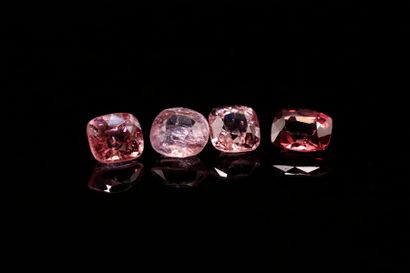 null Mix of four red and pink spinels on paper. 
Weight : 2.75 cts.